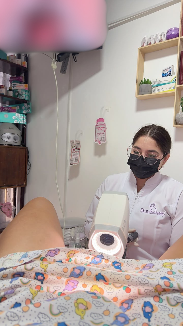 Consulta médica cercana entre ginecóloga y paciente